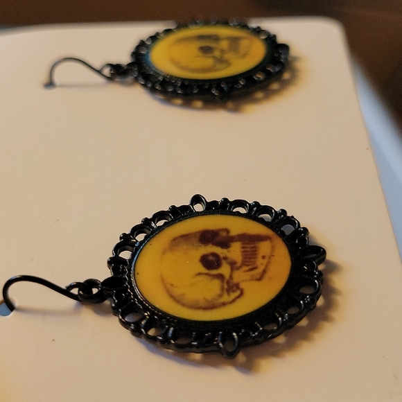 Vintage Style Skull Medallion Dangle Earrings - Picture 3 of 6